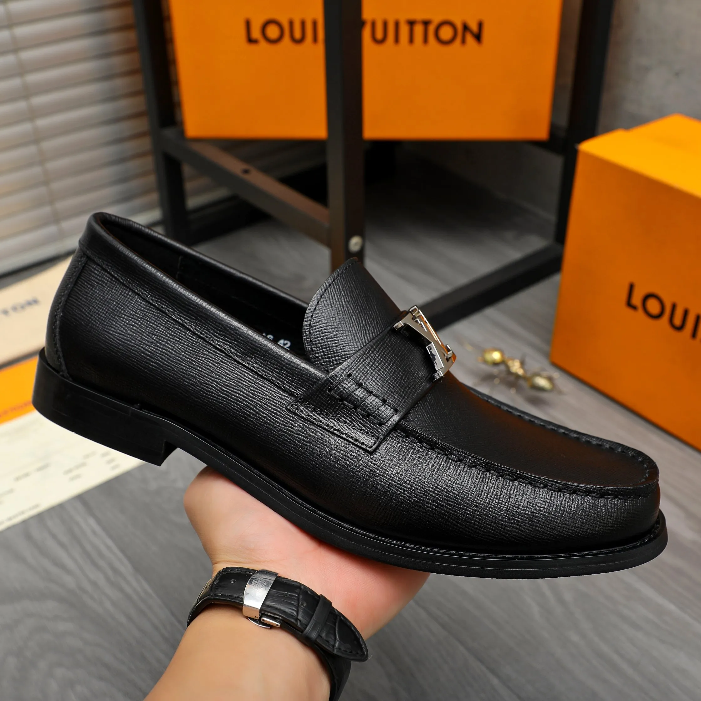 Men's shoes 💰p460 Product trademark: LV (Louis Vuitton) business slip-on leather shoes. Regular size: 38-45 (45 is custom-made and non-returnable) Product materials: Selected high-quality vertical grain cowhide upper, cowhide lining, original rubber outsole